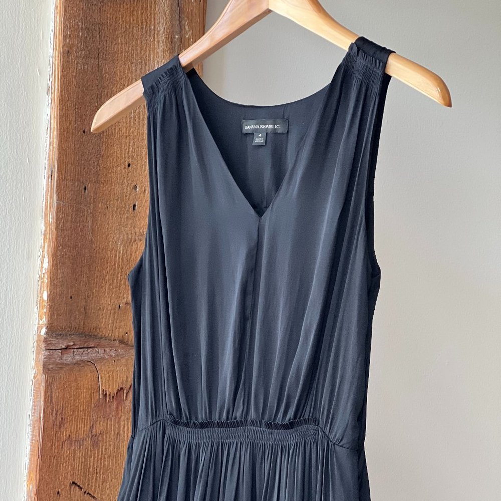 Banana Republic - Flowy Long Black Dress (Size 4)